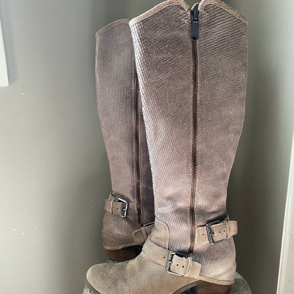 Boots- Donald Pliner